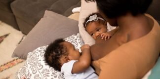 4 consigli su come riuscire ad allattare al seno nei primi tre mesi con due gemelli